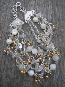 White bead and gold bracelet